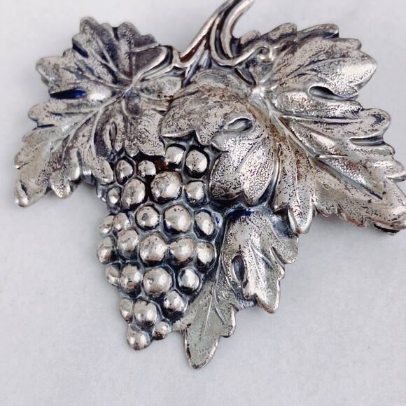 VTG Signed Jewelart Sterling Silver Grapes and Leaf Brooch 40s 50s Nature Pin - Picture 3 of 7